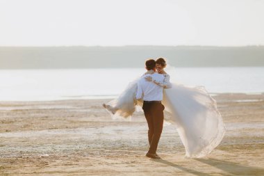 Güzel düğün photosession. Damat siyah pantolon ve 