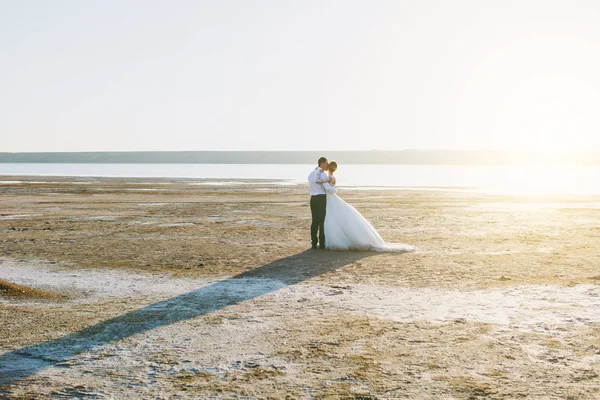 Hermosa sesión de fotos de boda. Hermoso novio sin afeitar en un bla —  Fotos de Stock