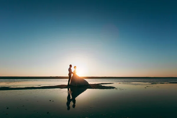 Beautiful wedding photosession. Silhouettes of the young bride a — Stock Photo, Image