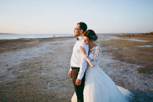 Bela sessão de casamento. Bonito noivo não raspado em branco — Fotografia de Stock