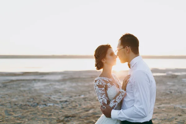 Bela sessão de casamento. Bonito noivo não raspado em uma bla — Fotografia de Stock