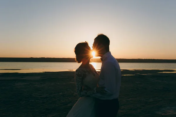 Belle séance photo de mariage. beau marié non rasé dans un bla — Photo