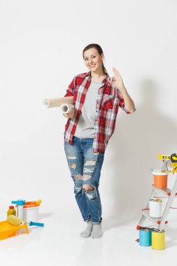 Tam boy için yenileme daire ev aletleri beyaz arka plan üzerinde izole yakınındaki ayakta rahat kıyafetler içinde güzel kadın. Duvar kağıdı, yapıştırma, boyama araçları için aksesuarlar. Onarım kavramı.