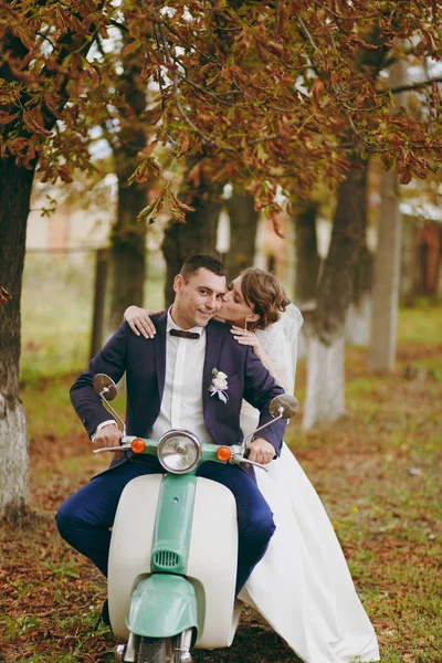 Bela sessão de casamento. Bonito noivo em azul formal su — Fotografia de Stock