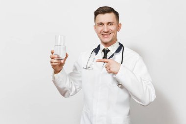 Beyaz arka plan üzerinde izole deneyimli yakışıklı genç doktor adam gülümsüyor. Tıbbi üniforma, stetoskop açık su tutan erkek doktor. Sağlık personeli, sağlık, tıp kavramı.
