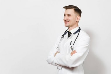 Beyaz arka plan üzerinde izole mutlu emin deneyimli yakışıklı genç doktor adam gülümsüyor. Erkek doktor tıbbi üniforma, stetoskop bir kenara arıyor. Sağlık personeli, sağlık, tıp kavramı.