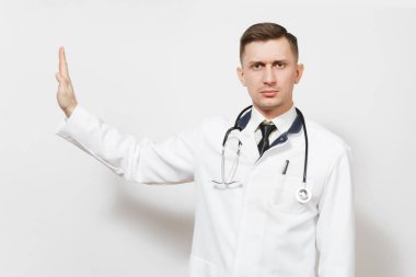 Beyaz arka plan üzerinde izole ciddi genç doktor adam. Dur hareketi bir kenara palm ile gösterilen erkek doktor tıbbi üniforma, stetoskop kamera, arıyorum. Sağlık personeli Sağlık Tıp kavramı.