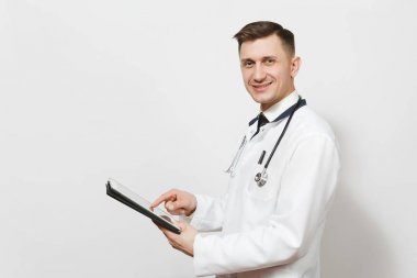 Kendine güvenen tecrübeli yakışıklı genç adam beyaz arka plan üzerinde izole doktor. Tablet pc bilgisayar tutan tıbbi üniforma, stetoskop erkek doktor. Sağlık personeli, sağlık, tıp kavramı.