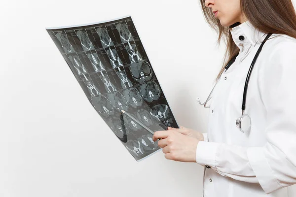 Närbild av läkare kvinna håller röntgen röntgenologiska bilden datortomografi mri isolerad på vit bakgrund. Kvinnliga läkare i medicinsk klänning stetoskop. Vårdpersonal, radiologi medicin koncept. Bakifrån. — Stockfoto