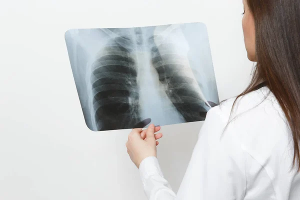Närbild av läkare kvinna med röntgen av lungorna, fluorography, roentgen isolerade på vit bakgrund. Kvinnliga läkare i medicinsk klänning stetoskop. Vårdpersonal, medicin koncept. Pneumoni. Bakifrån. — Stockfoto