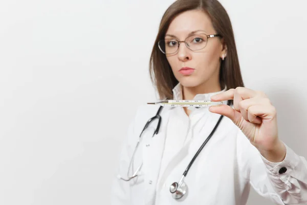 Närbild av sorgliga läkare kvinna i medicinsk klänning med stetoskop, glasögon. Fokusera på klinisk termometer med hög feber temperaturen isolerad på vit bakgrund. Vårdpersonal, medicin koncept. — Stockfoto