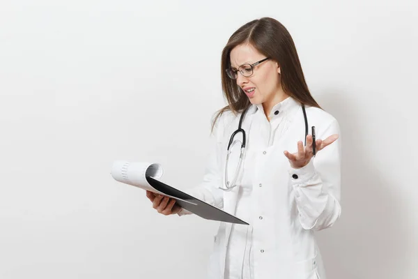 Mujer doctora enojada preocupada con estetoscopio, gafas aisladas sobre fondo blanco. Doctora en bata médica con tarjeta de salud en la carpeta del bloc de notas. Concepto de medicina del personal sanitario . — Foto de Stock