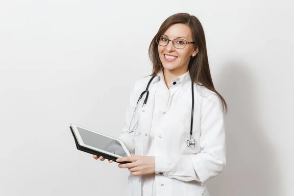 Sonriente hermosa joven doctora con estetoscopio, gafas aisladas sobre fondo blanco. Doctora en bata médica con tableta PC. Personal sanitario, concepto de medicina tecnológica . — Foto de Stock