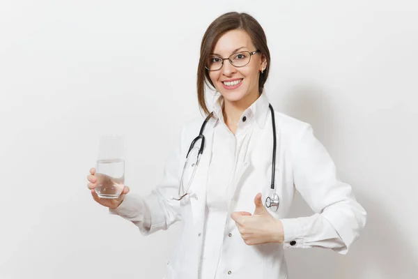 Medico sorridente donna con stetoscopio, occhiali isolati su sfondo bianco. Medico donna in abito medico con un bicchiere d'acqua che mostra i pollici verso l'alto. Personale sanitario, salute, concetto di medicina . — Foto Stock