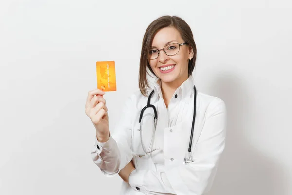 Mujer doctora atractiva sonriente con estetoscopio aislado sobre fondo blanco. Doctora en bata médica mostrando tarjeta de crédito en blanco. Personal sanitario, salud, concepto de medicina financiera . — Foto de Stock