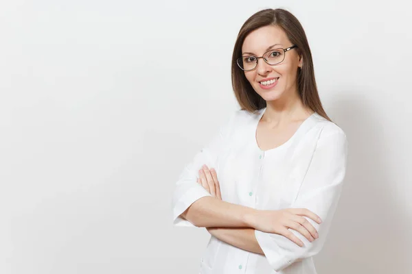 Sonriente feliz confiada hermosa mujer doctora joven con gafas aisladas sobre fondo blanco. Médico de uniforme médico con las manos cruzadas. Personal sanitario, salud, concepto de medicina . —  Fotos de Stock