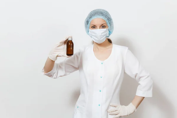 Kobieta lekarz w maseczka do twarzy, sterylne kapelusz, rękawiczki, trzymając płynnych leków w butelce na białym tle. Lekarka w medycznych suknia. Pracowników służby zdrowia, zdrowia, medycyny pojęcie. Miejsce — Zdjęcie stockowe