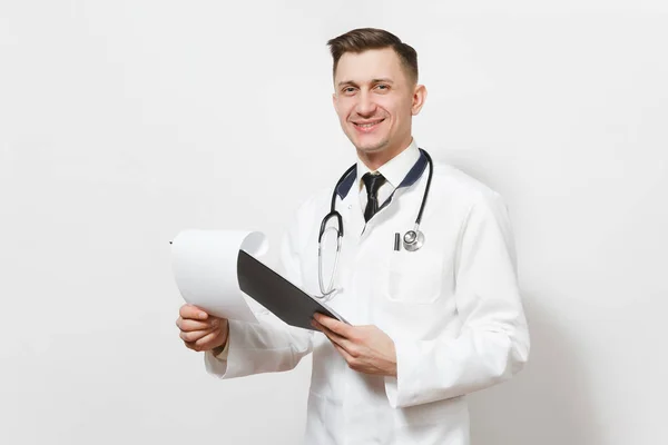 Uśmiechnięty człowiek doświadczony przystojny młody lekarz na białym tle. Lekarz medyczny jednolite, stetoskop karty zdrowia na folderze Notes. Pracowników służby zdrowia, zdrowia, medycyny pojęcie. — Zdjęcie stockowe