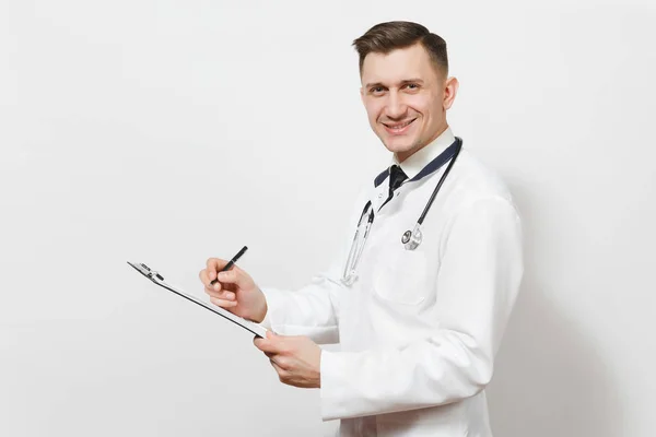 Χαμογελαστός άνθρωπος έμπειρους όμορφος νεαρός γιατρός που απομονώνονται σε λευκό φόντο. Αρσενικό ιατρός στην ιατρική στολή, κάρτα υγείας στηθοσκόπιο σε φάκελο Σημειωματάριο (Notepad). Νοσηλευτικού προσωπικού, την υγεία, την ιατρική έννοια. — Φωτογραφία Αρχείου