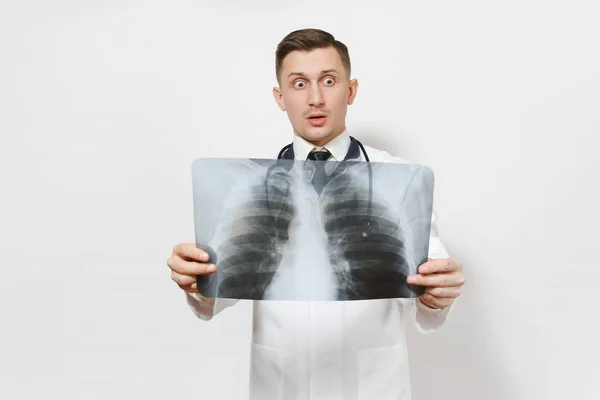 Zdumiony lekarz koncentruje się człowiek z RTG płuc, fluorography, rentgen na białym tle. Lekarz w medycznych jednolite, stetoskop. Pracowników służby zdrowia, medycyny pojęcie. Zapalenie płuc. — Zdjęcie stockowe