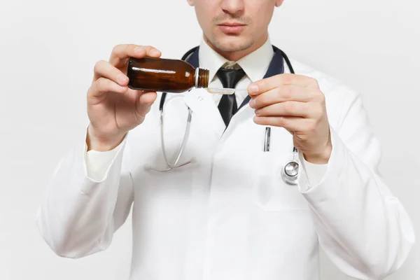 Bliska, przycięte shot lekarz mężczyzna na białym tle. Mężczyzna lekarz medyczny stetoskop jednolite wlać łyżkę z butelki płynnych leków. Pracowników służby zdrowia lek przeciwgorączkowy koncepcja — Zdjęcie stockowe