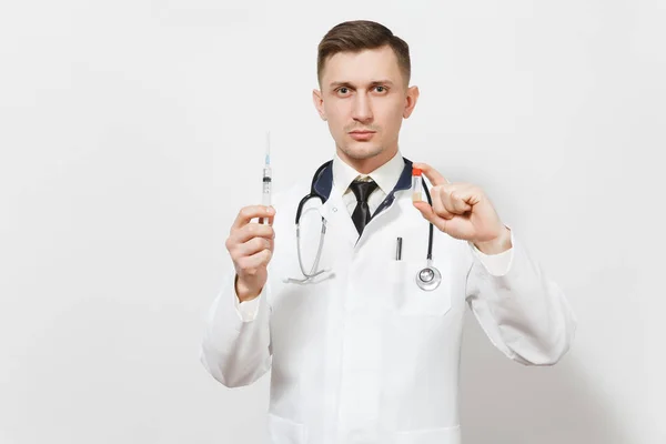 Grave giovane medico isolato su sfondo bianco. Medico in uniforme medica, stetoscopio contenente medicinali liquidi in flacone, siringa con ago. Personale sanitario, concetto di medicina . — Foto Stock