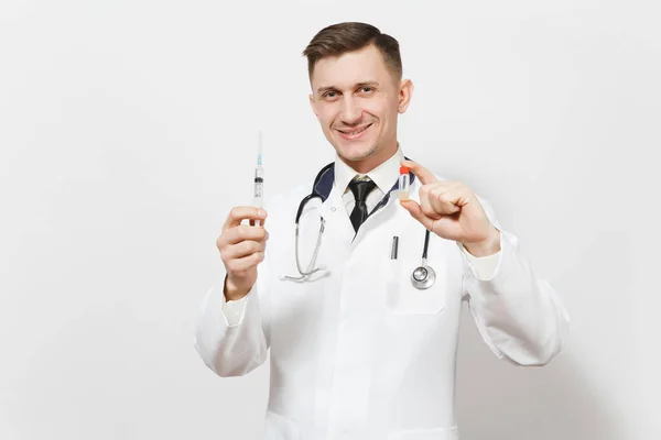 Χαμογελαστός άνθρωπος νεαρός γιατρός που απομονώνονται σε λευκό φόντο. Αρσενικό ο γιατρός στην ιατρική στολή, στηθοσκόπιο εκμετάλλευση υγρή ιατρική σε μπουκάλι, σύριγγα με βελόνα. Νοσηλευτικού προσωπικού, ιατρική έννοια. — Φωτογραφία Αρχείου