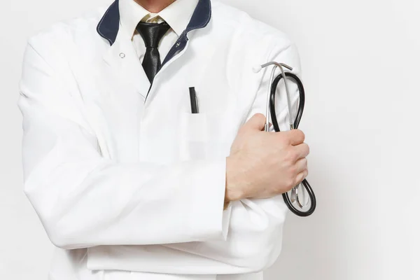 Κοντινό πλάνο περικοπεί shot νεαρό γιατρό άνθρωπο που απομονώνονται σε λευκό φόντο. Αρσενικό ο γιατρός στην ιατρική ομοιόμορφη εκμετάλλευση στηθοσκόπιο, κρατώντας τα χέρια διπλωμένα. Προσωπικού υγείας υγεία ιατρική αντίληψη. Χώρο αντίγραφο. — Φωτογραφία Αρχείου