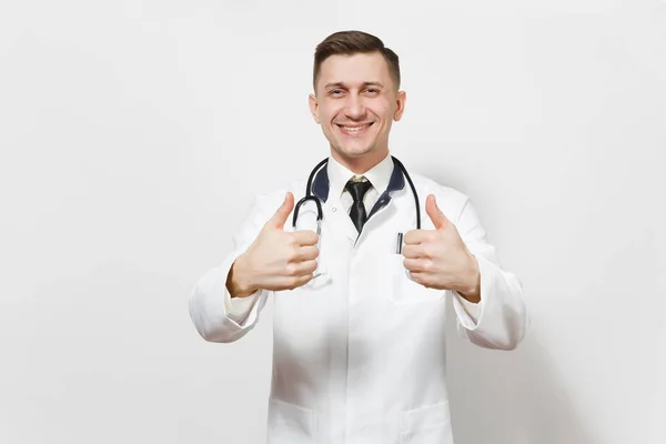 Uśmiechnięty mężczyzna pewność przystojny młody lekarz na białym tle. Lekarz w mundurach medycznych, stetoskop wyświetlone kciuk w górę. Koncepcja medycyna zdrowia pracowników służby zdrowia. Miejsce dla reklamy — Zdjęcie stockowe