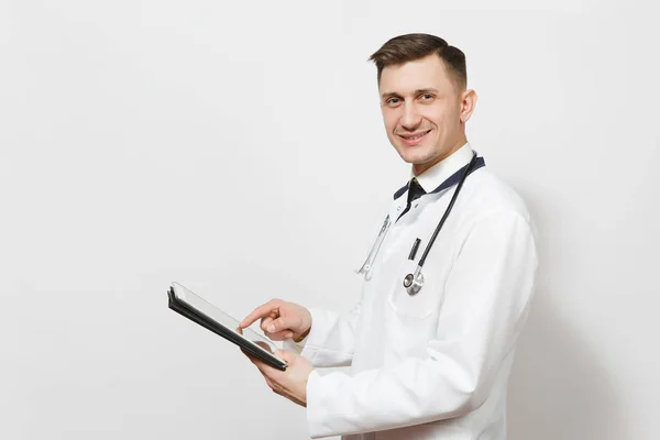 Αυτοπεποίθηση έμπειρους όμορφος νεαρός γιατρός ο άνθρωπος που απομονώνονται σε λευκό φόντο. Αρσενικό ιατρός στην ιατρική στολή, στηθοσκόπιο κρατώντας υπολογιστή tablet pc. Νοσηλευτικού προσωπικού, την υγεία, την ιατρική έννοια. — Φωτογραφία Αρχείου