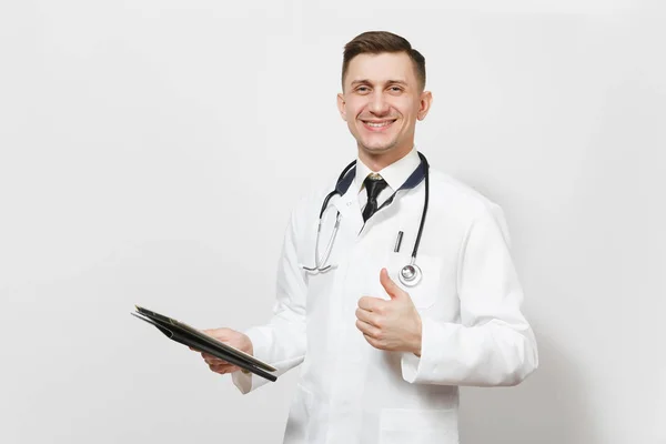 Χαμογελαστά διασκέδαση άνθρωπος νεαρός γιατρός που απομονώνονται σε λευκό φόντο. Αρσενικό ο γιατρός στην ιατρική στολή, στηθοσκόπιο κρατώντας υπολογιστή tablet pc, δείχνοντας μπράβο. Νοσηλευτικού προσωπικού, την υγεία, την ιατρική έννοια. — Φωτογραφία Αρχείου