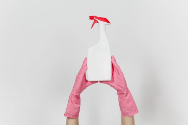 Pembe eldiven dikey beyaz arka plan üzerinde izole metin için yer ile temizleyici sıvı ile beyaz sprey şişe tutan eller, yakın çekim. Temizlik malzemeleri kavramı. Kopya alanı reklam için
