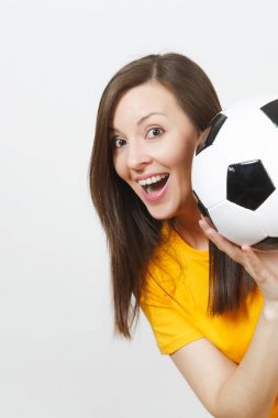 Çok Avrupa genç gülümseyen mutlu kadın, futbol fan veya oyuncu beyaz arka plan üzerinde izole futbol topu tutan sarı üniformalı kapatın. Spor, oyun futbol, sağlık, sağlıklı yaşam konsepti.