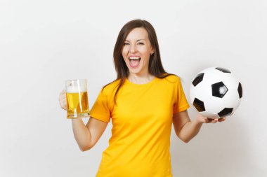 Güzel Avrupa genç neşeli kadın, futbol fan veya oyuncu bira kupa bira, beyaz arka plan üzerinde izole futbol topu tutan sarı üniformalı. Spor, futbol, sağlıklı yaşam konsepti.