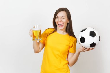 Güzel Avrupa genç neşeli kadın, futbol fan veya oyuncu bira kupa bira, beyaz arka plan üzerinde izole futbol topu tutan sarı üniformalı. Spor, futbol, sağlıklı yaşam konsepti.