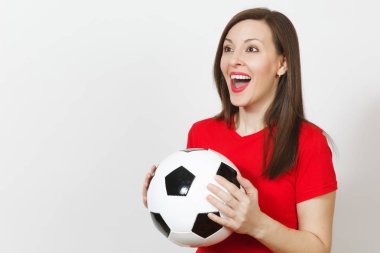 Güzel Avrupa genç neşeli mutlu kadın, futbol fan veya oyuncu klasik futbol topu tutan kırmızı üniformalı beyaz arka plan üzerinde izole. Spor, oyun futbol, sağlık, sağlıklı yaşam konsepti.