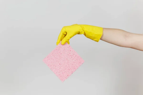 Close up de mão feminina em luvas amarelas horizontal mantém guardanapo absorvente rosa para limpar e lavar pratos isolados em fundo branco. Conceito de material de limpeza. Espaço de cópia para propaganda — Fotografia de Stock
