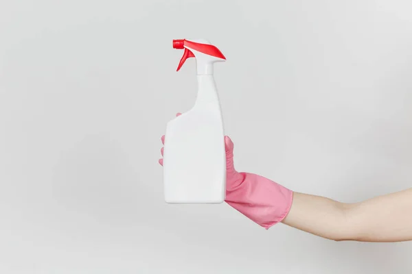 Close up van vrouwelijke hand in roze handschoenen houdt witte sproeiflacon met schonere vloeistof met plaats voor tekst geïsoleerd op een witte achtergrond. Schoonmaak leveringen concept. Ruimte voor reclame kopiëren — Stockfoto