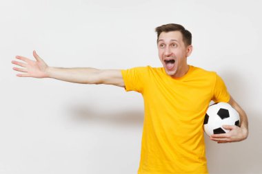 İlham Avrupa delikanlı, fan veya sarı Tekdüzen oyuncunun futbol topu tutmak, favori futbol takımı teselli, beyaz arka plan üzerinde izole elleri ifade gesticulate. Yaşam tarzı kavramı. Kopya alanı.