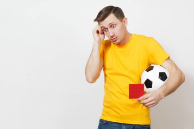 Ağlayan şok genç adam Avrupa üzgün üzgün, beyaz arka plan üzerinde izole alanından emekli futbol fan ya da oyuncu düzgün tutun el Kırmızı Sarı futbol kart için. Spor oyun, yaşam kavramı.