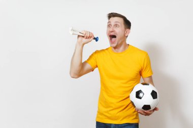İlham genç neşeli Avrupa adam eğlenceli, fan veya oyuncu sarı üniformalı tutun futbol topu, kanal, beyaz arka plan üzerinde favori futbol takımı izole tezahürat. Spor, futbol, yaşam kavramı.