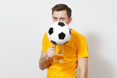 Genç neşeli Avrupa adam, fan veya arkasında bira kupa bira, futbol topu tezahürat favori futbol takımı beyaz arka plan üzerinde izole sarı üniforma gizle Player'da eğlenceli. Spor, oyun, yaşam kavramı.