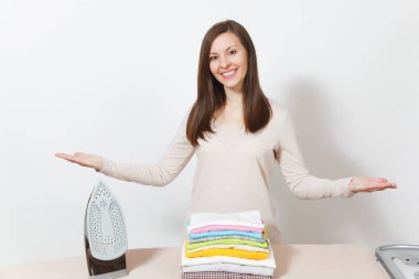 Renkli aile cl ile hafif giysili genç gülümseyen ev kadını