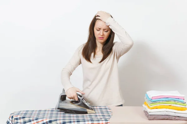 Berörda trött chockad hemmafru i lätta kläder strykning skjorta — Stockfoto
