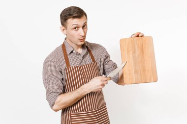 Kendine güvenen delikanlı Şef veya çizgili kahverengi önlük, gömlek holding ahşap kesme tahtası, beyaz arka plan üzerinde izole bıçak garson. Erkek hizmetçi veya houseworker. Ev işlerinde yardımcı reklam için.