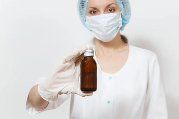 Kobieta lekarz w maseczka do twarzy, sterylne kapelusz, rękawiczki, trzymając płynnych leków w butelce na białym tle. Lekarka w medycznych suknia. Pracowników służby zdrowia, zdrowia, medycyny pojęcie. Miejsce — Zdjęcie stockowe