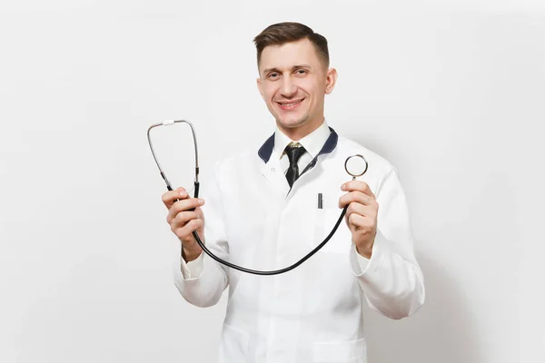 Ο άνθρωπος ευτυχισμένος έμπειρους όμορφος νεαρός γιατρός απομονώνονται σε λευκό φόντο. Αρσενικό ιατρός στην ιατρική ομοιόμορφη εκμετάλλευση στηθοσκόπιο στα απλωμένα χέρια. Νοσηλευτικού προσωπικού, την υγεία, την ιατρική έννοια. — Φωτογραφία Αρχείου