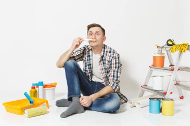 Eğlence gülümseyen aletleri beyaz arka plan üzerinde izole yenileme daire için boya fırçası gibi bıyıklı, katta oturan adam. , Duvar kağıdı yapıştırma aksesuarları, boyama araçlarını. Onarım ev concept.