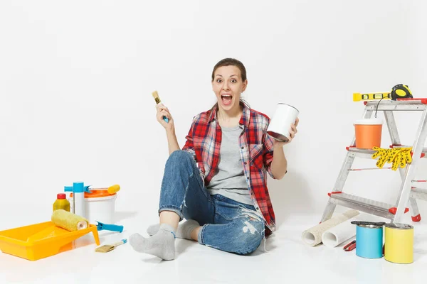 Γυναίκα που κάθεται στο πάτωμα με πινέλο, το χρώμα μπορεί, μέσα για την ανακαίνιση διαμέρισμα δωμάτιο που απομονώνονται σε λευκό φόντο. Ταπετσαρία, αξεσουάρ για την κόλληση, εργαλεία ζωγραφικής. Επισκευή concept home. Χώρο αντίγραφο — Φωτογραφία Αρχείου