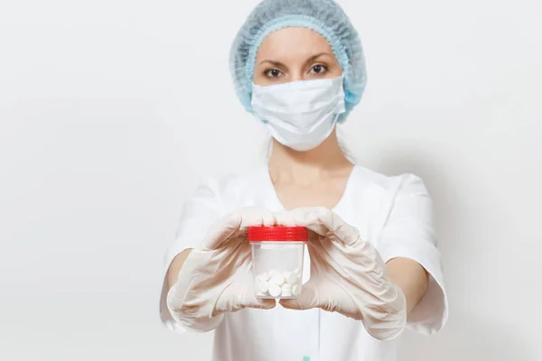 Młody lekarz kobieta z twarzy maskę, sterylne kapelusz, rękawice izolowane na białym tle. Kobiece chirurg lekarz w medycznych suknia trzymając butelkę z tabletkami. Pracowników służby zdrowia, zdrowia, medycyny pojęcie. — Zdjęcie stockowe